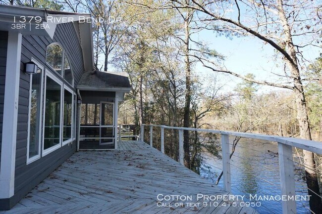 Foto del edificio - 1379 River Bend Dr