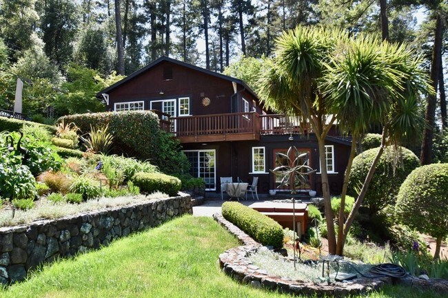 Building Photo - Private Home in Scenic Forest Knolls