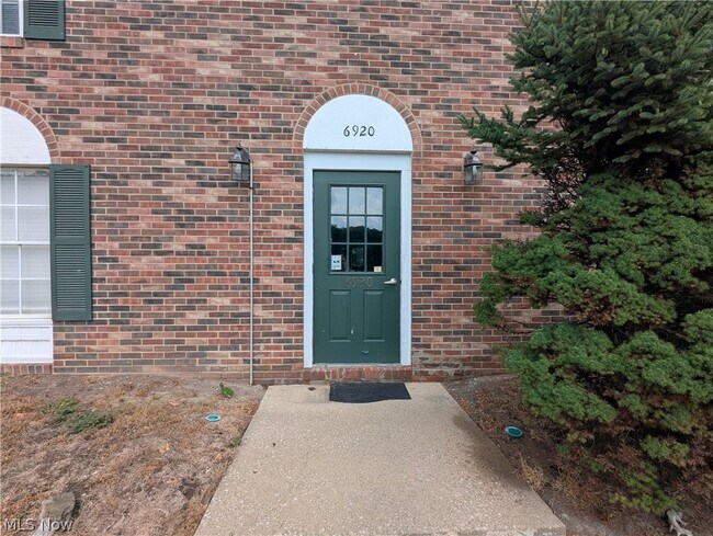 Foto del edificio - 6920 Carriage Hill Dr
