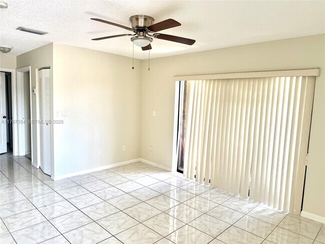 Foto del edificio - 455 NW 210th St