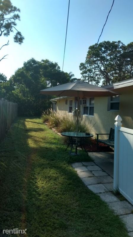 Building Photo - 2 br, 1 bath Apartment - 80-104 N. Mango