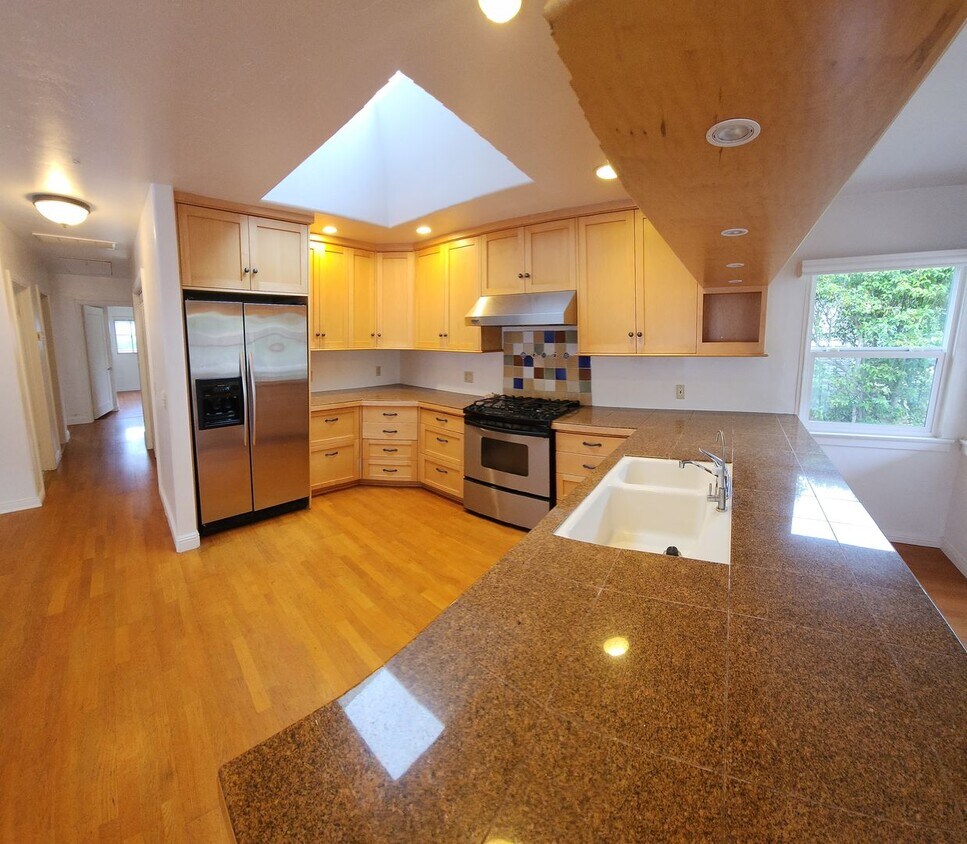 Primary Photo - Pet Friendly Charmer in SLO!