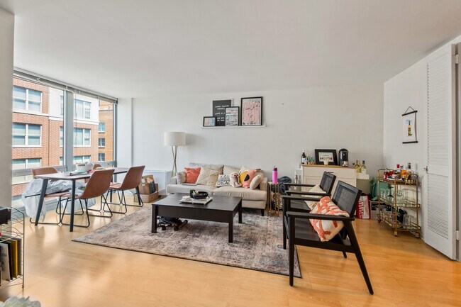 Building Photo - 21 W Goethe St