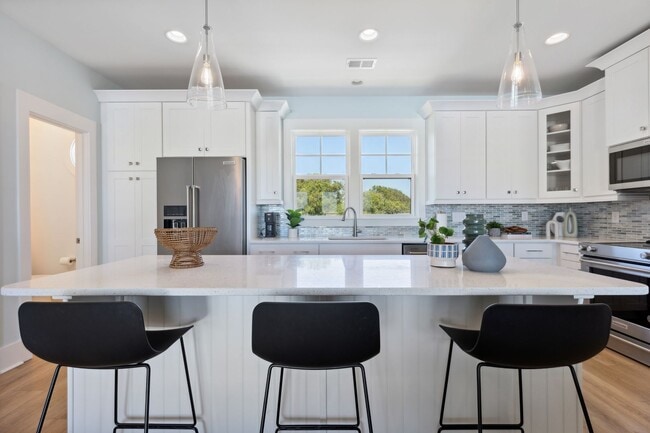 Building Photo - NEW HIGH END OFF-SEASON RENTAL WITH ELEVATOR NOW AVAILABLE