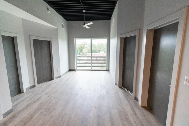 Foto del edificio - 576 E Third St