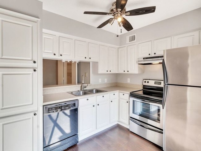 Foto del edificio - Stunning 2/2.5 Condo Near SMU!!
