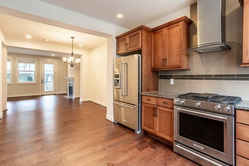 Building Photo - Welcome to the Brownstones at Issaquah Highlands Available August 1st