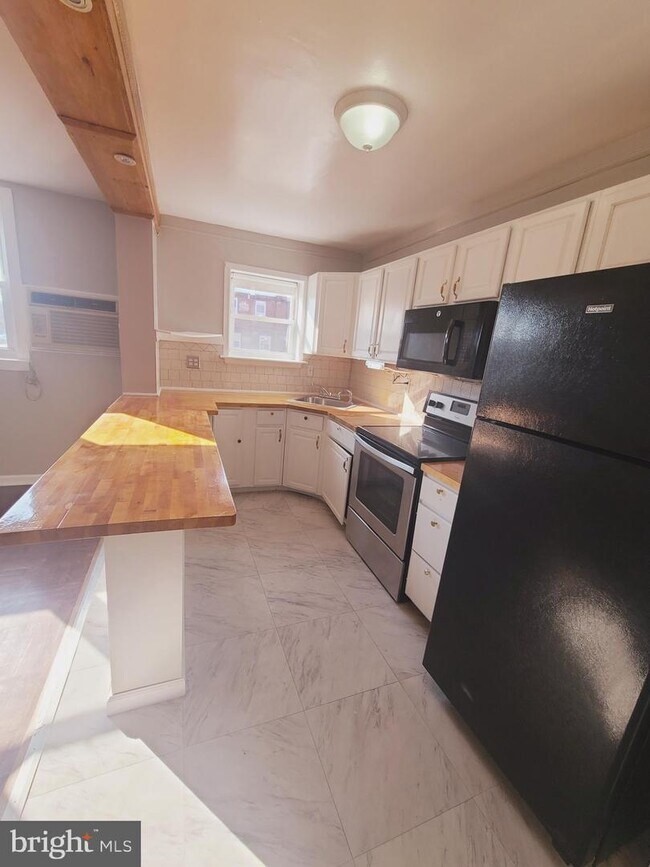 Building Photo - 3048 Longshore Ave