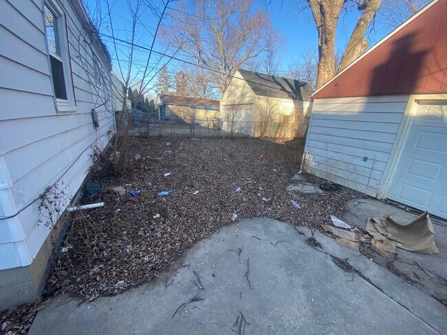 Building Photo - 3BR SINGLE FAMILY HOME, FULL BASEMENT, GREAT YARD, PARKING, GARAGE