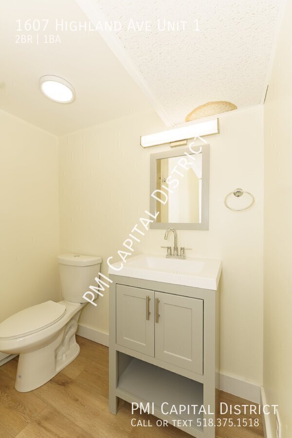 Foto del edificio - Recently renovated, modern 2-bedroom apart...