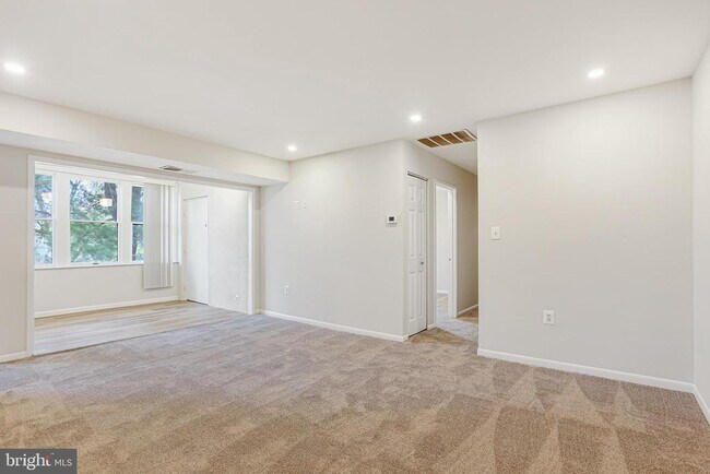Foto del edificio - 9647 White Acre Rd