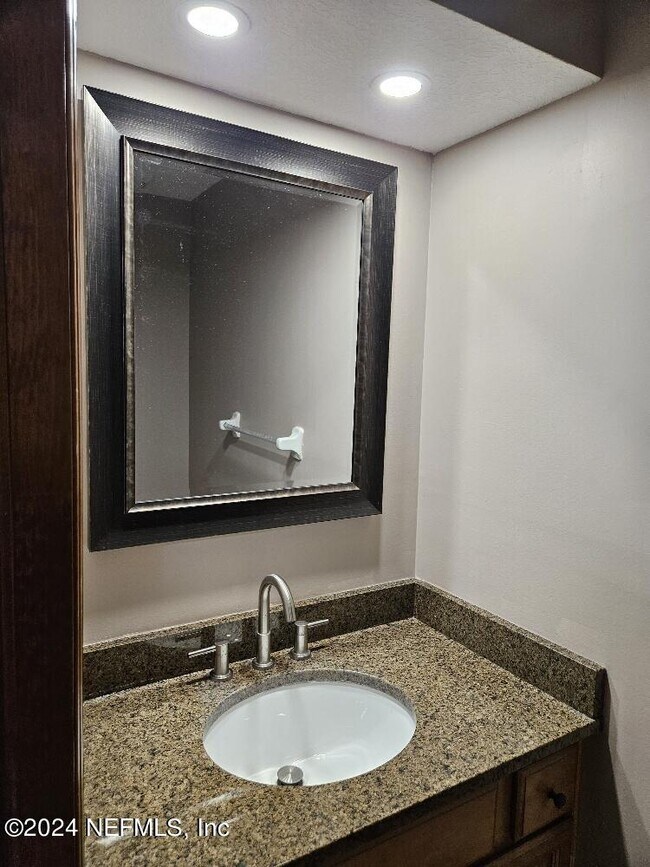 Foto del edificio - 5670 Bennington Dr