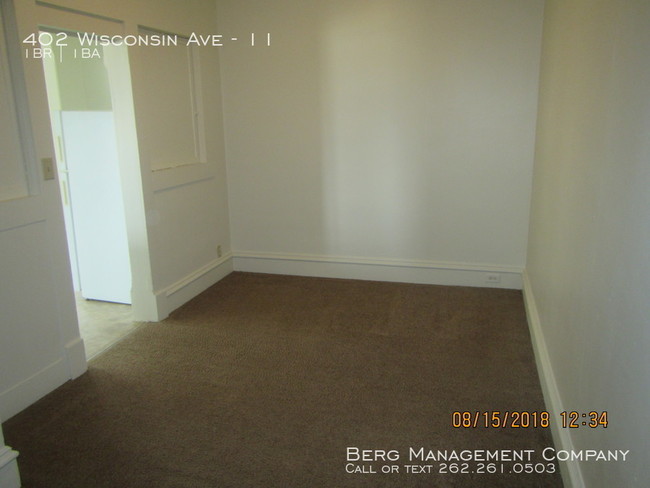 Building Photo - Large One Bedroom Apartment Private Entry
