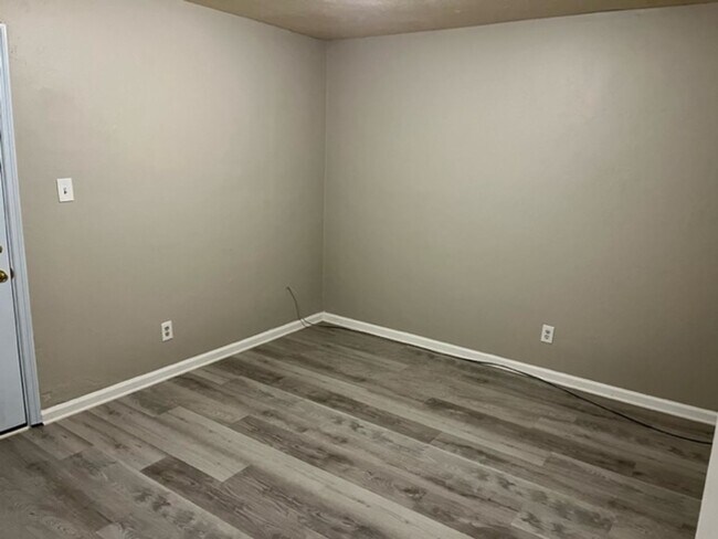 Foto del edificio - Check Out This 2 bedroom/1 bathroom Duplex!