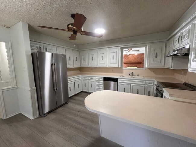 Foto del edificio - Freshly updated 3/2/2 close to shopping an...