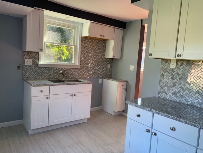 Building Photo - 3 Bedroom Updated Colonial - $1,350