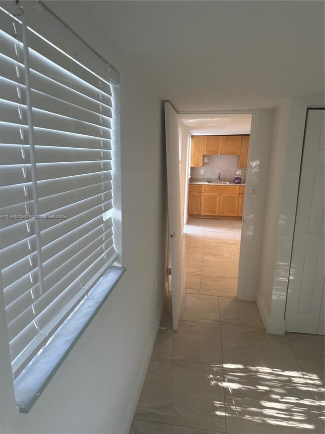 Foto del edificio - 2250 NW 103rd St