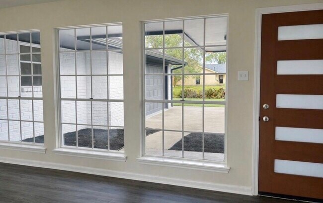 Building Photo - 10322 Sageburrow Dr