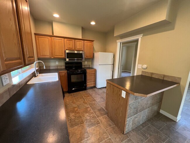 Foto del edificio - 5 Bedroom 2.5 Bath House with detached gar...