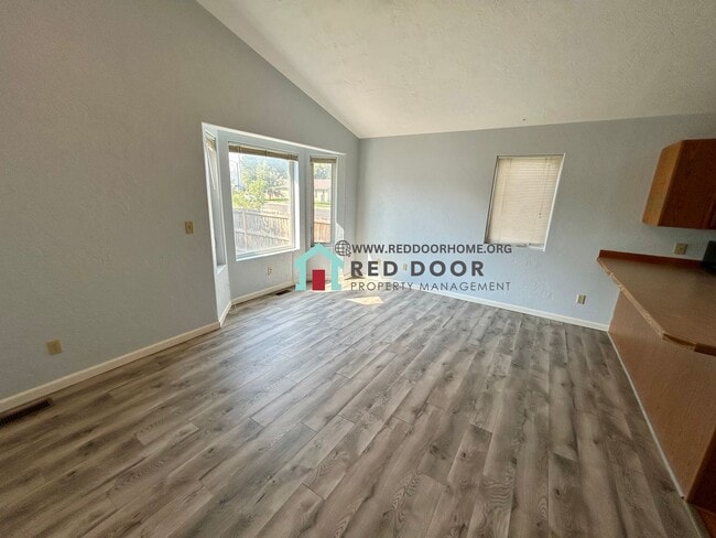 Foto del edificio - Spacious 3 Bed / 2 Bath Home with Finished...