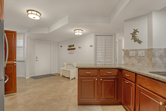 Building Photo - 9550 S Ocean Dr