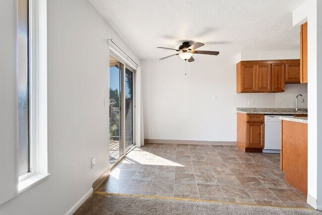 Foto del edificio - 2 Bedroom unit close to everything! Unit h...