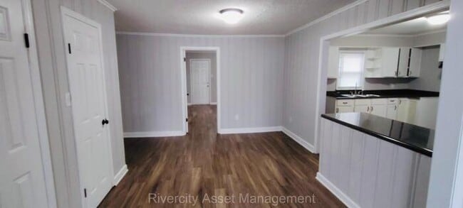 Building Photo - Gorgeous home is Frayser!!!!
