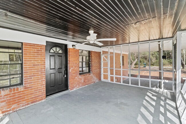Foto del edificio - 6357 Dickerson Ave