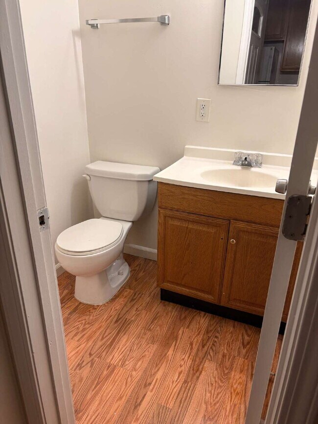 Foto del edificio - Updated interior - must see! Parking On Site - Laundry On Site