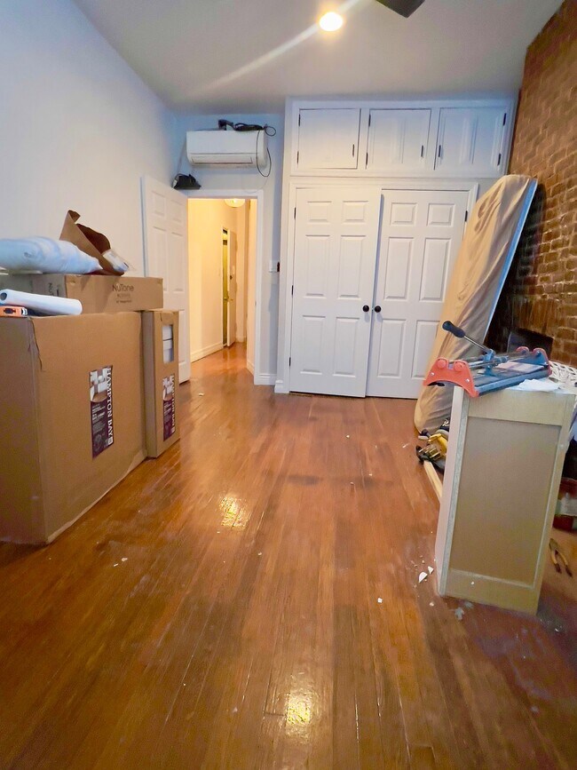 Building Photo - 1 Bedroom on 11Th St. Park Slope
