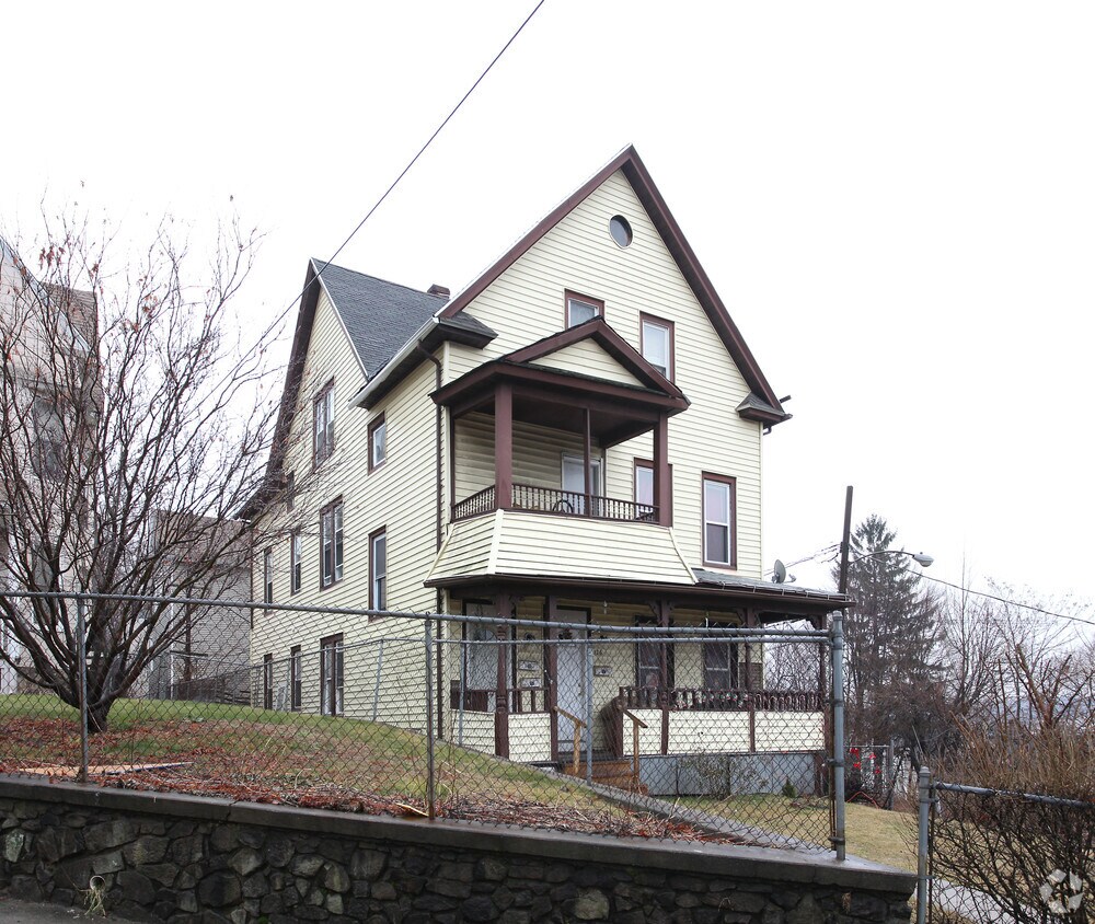 Building Photo - 126-128 Walnut St