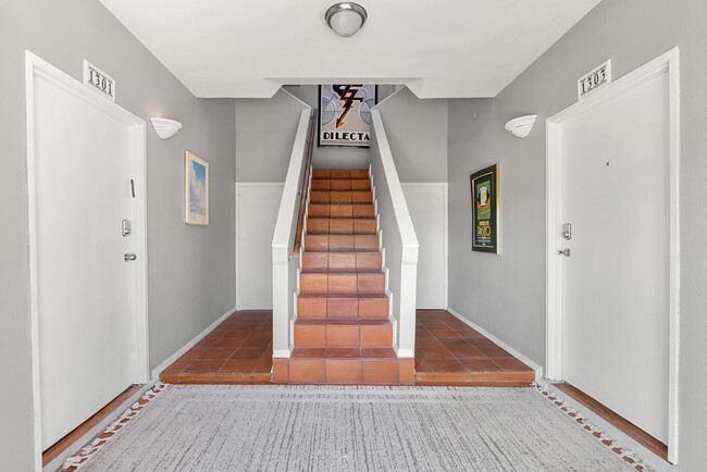Building Photo - 1301 N Poinsettia Pl