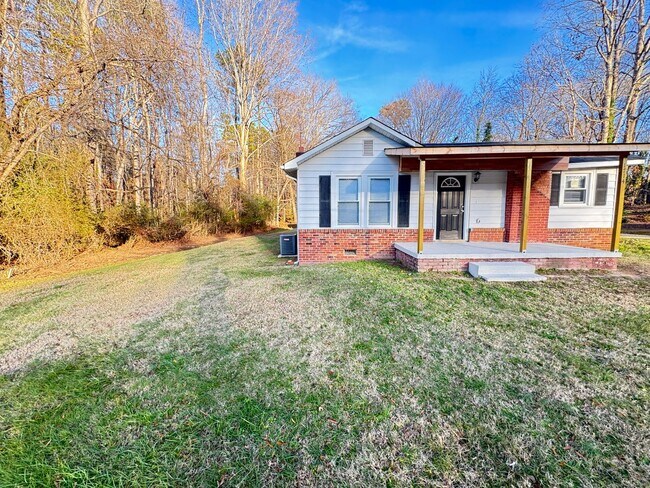 Building Photo - Fully Renovated 3bd/2ba House on Private L...