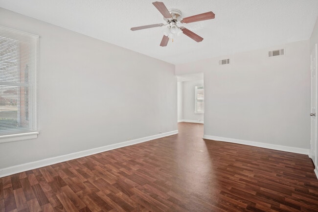 Building Photo - Oak Garden