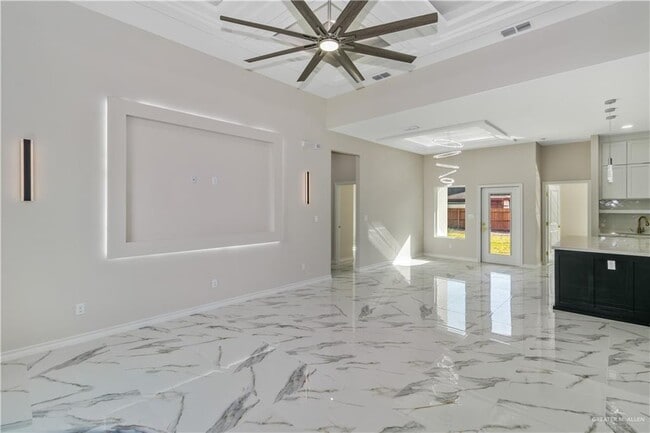 Building Photo - 20 E Sabinal Ave