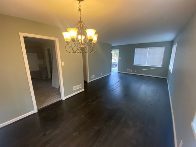 Building Photo - October Special!! Reduced Rent! Move In sp...