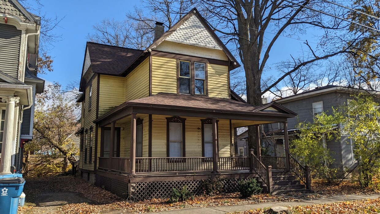 Primary Photo - 4 bedroom home in the Vine Neighborhood