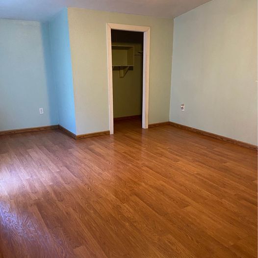 Building Photo - 904 E Pinecrest Dr