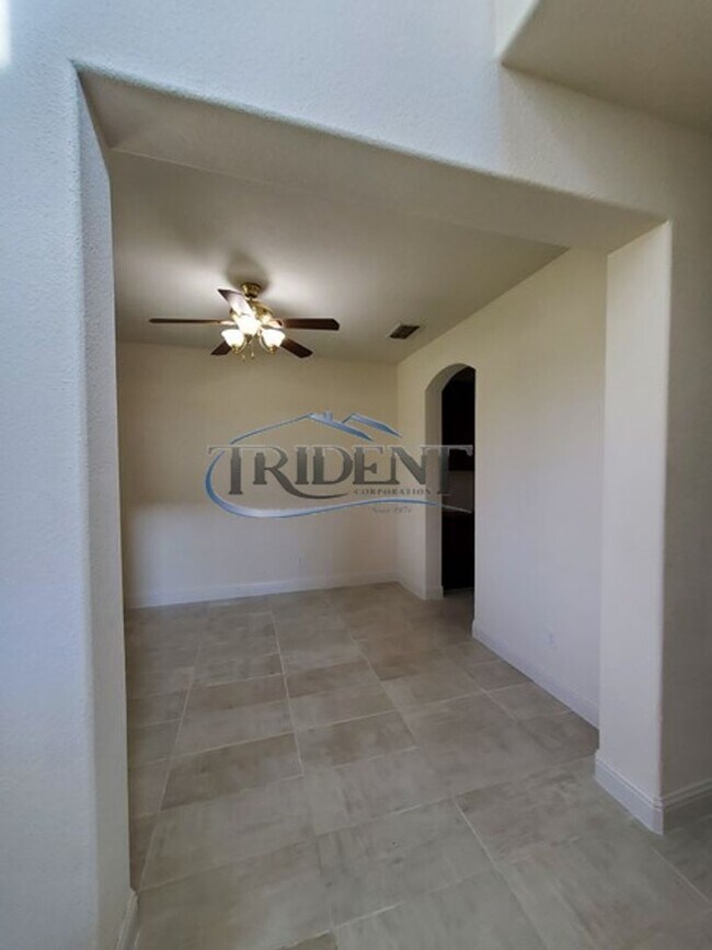Foto del edificio - 4 bedroom, 2 ½ bath SOLAR home