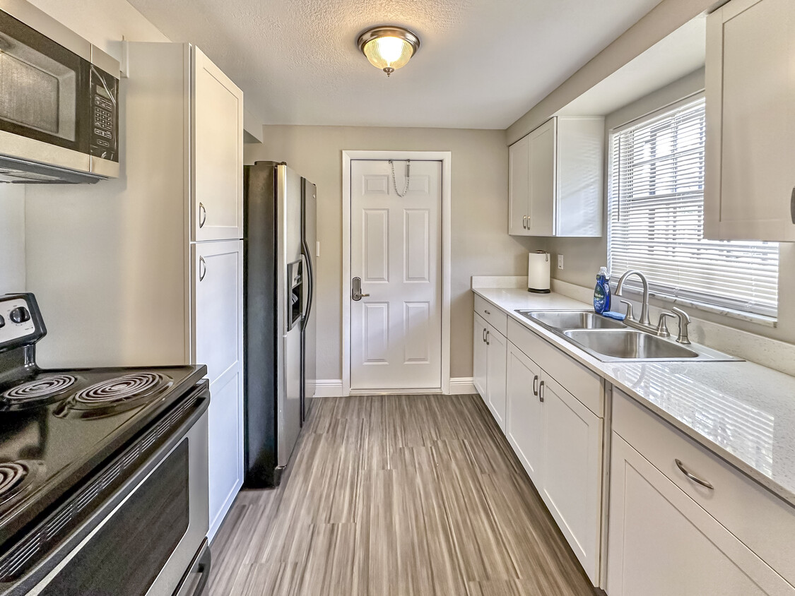 Foto principal - 4811 E Curtis St