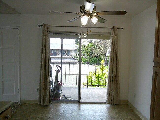 patio desde la cocina - Hidden Garden Apartments