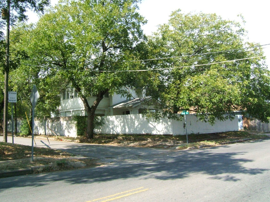  - 900-906 N 15th St