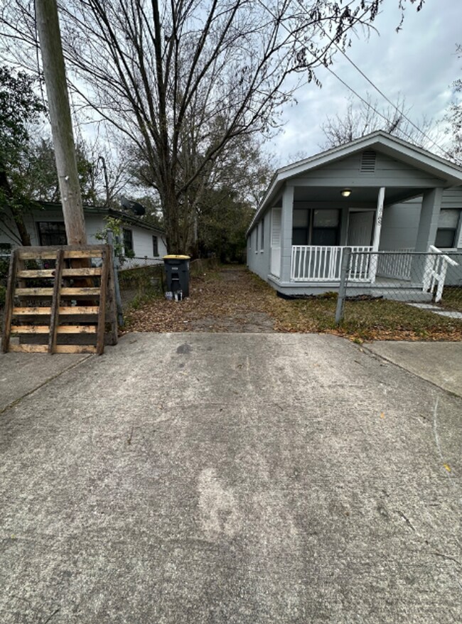 Foto del edificio - Renovated** Move in Ready** 3/2 Single Family home : Available Now!