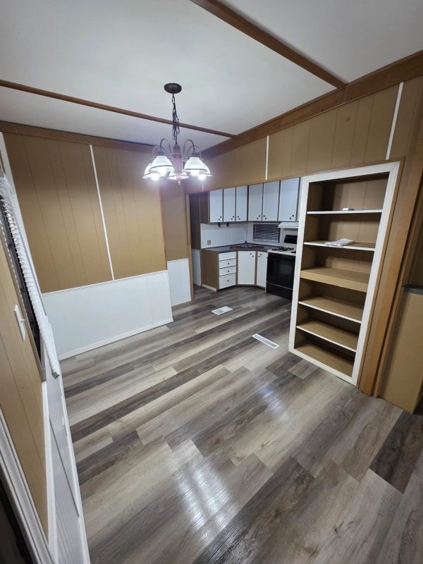 Building Photo - 905 W 37th Ave