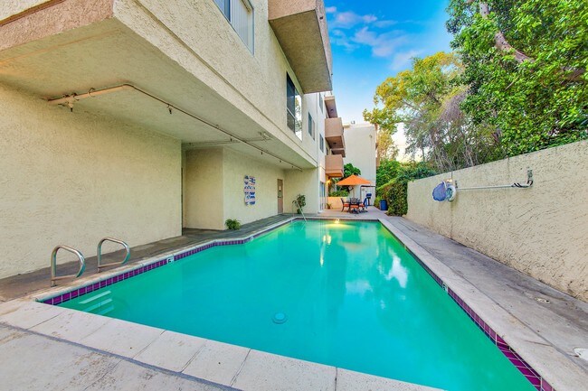 Foto del edificio - 5760 Laurel Canyon Blvd