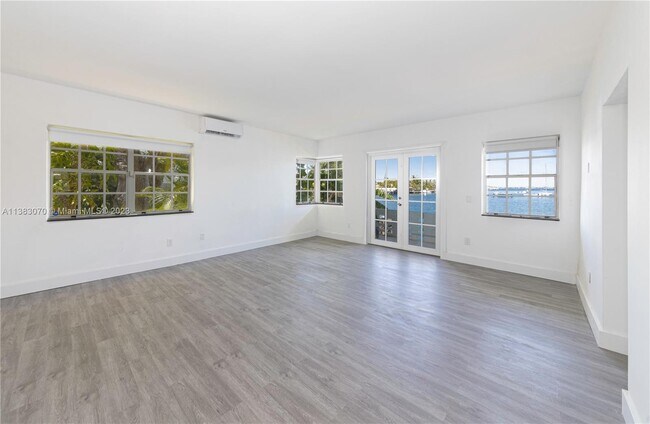 Foto del edificio - 8630 Byron Ave