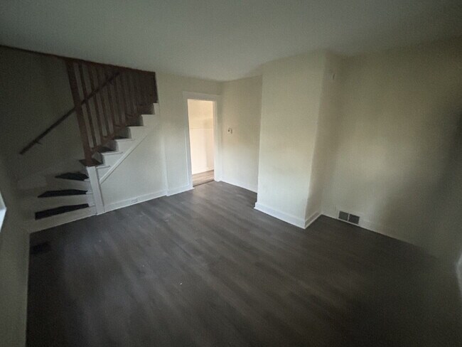Foto del edificio - Spacious & Bright 2BR Duplex Unit Featuring Private Yard & Ample Parking