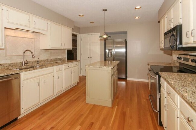 Foto del edificio - Large Wooded Lot in Carmel Clay Schools