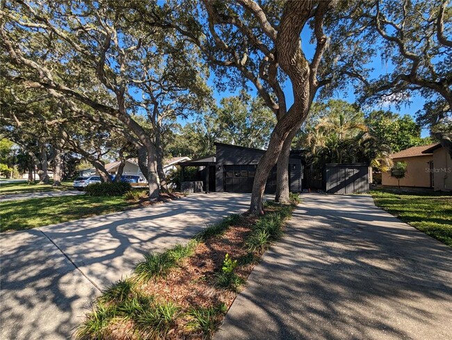 Building Photo - 2257 Lake Dr