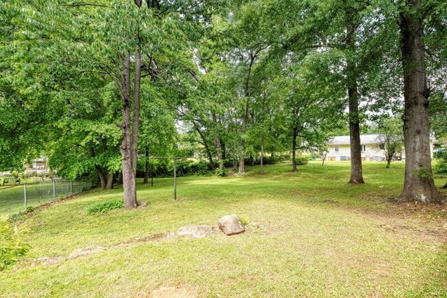 Building Photo - 307 White Oak Dr